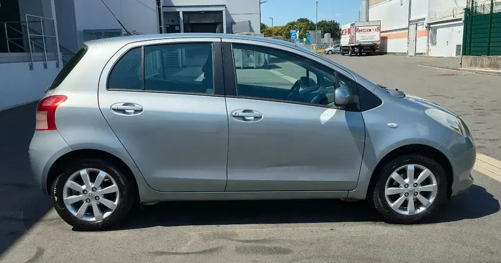 Gebraucht Toyota Yaris 70 PS (51 kW) 2008 Silber Kleinwagen