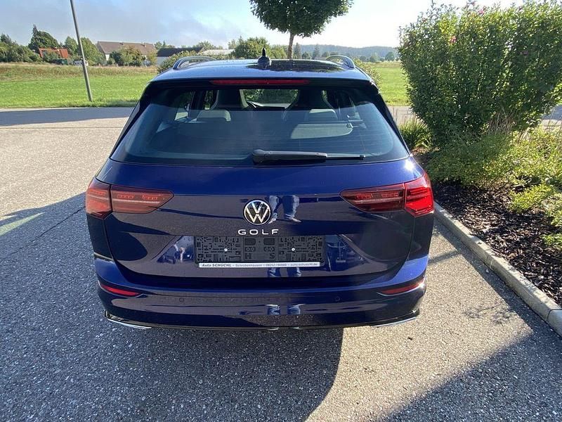 Gebraucht VW Golf VIII Active 150 PS (110 kW) 2022 Atlantik blue metallic Kombi