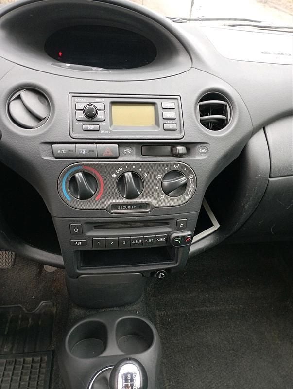 Gebraucht Toyota Yaris 64 PS (47 kW) 2005 Silber Kleinwagen