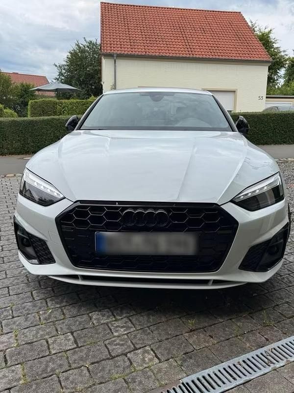 Weiß Gebraucht 2020 Audi A5 Sportback Ambiente Kleinwagen | 30.750 € (Fairer Preis) - Bild 1/4