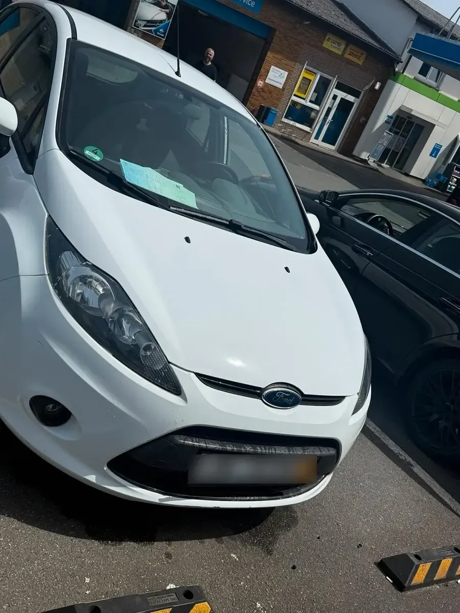 Gebraucht Ford Fiesta 85 PS (62 kW) 2011 Weiß Kleinwagen
