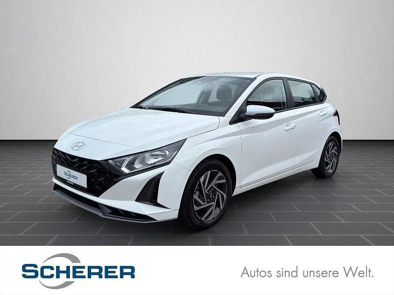 Weiß Gebraucht 2023 Hyundai i20 Trend Limousine | 16.900 € (Guter Preis) - Bild 1/4