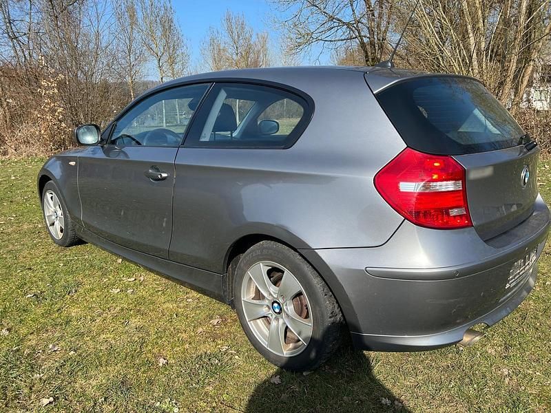Gebraucht BMW 116 115 PS (84 kW) 2011 Grau Kleinwagen