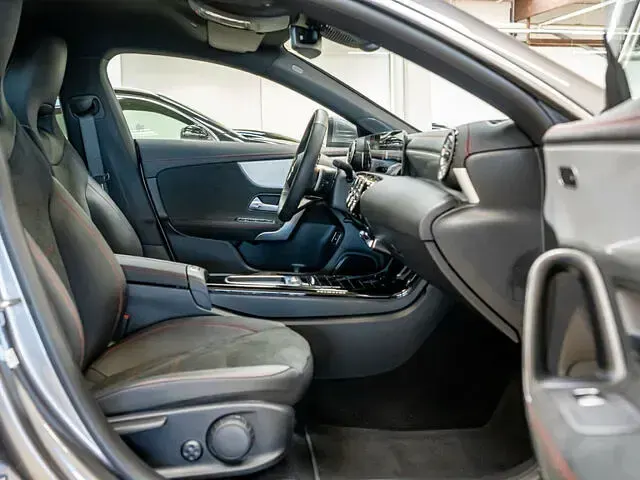 Gebraucht Mercedes CLA200 Premium 164 PS (120 kW) 2023 Grau / mountaingrau Coupé