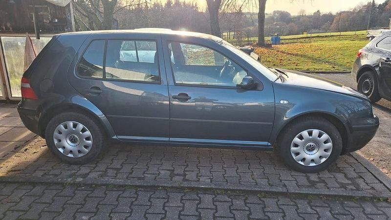 Grau Gebraucht 2002 VW Golf Limousine | 900 € (Guter Preis) - Bild 1/4