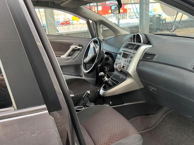 Grau Gebraucht 2011 Toyota Verso Van / Kleinbus | 5.400 € - Bild 1/4