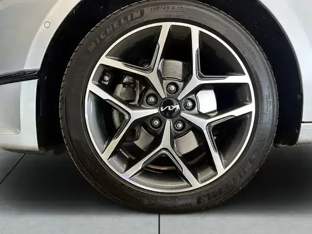 Gebraucht Kia Ceed Spirit 160 PS (117 kW) 2022 Silber Kleinwagen