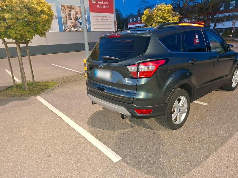 Second-hand Ford Kuga Titanium 182 CP (133 kW) 2017 Verde SUV