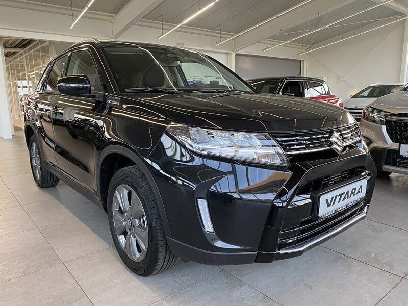 Cosmic black pearl Gebraucht 2025 Suzuki Vitara Comfort SUV | 23.900 € (Fairer Preis) - Bild 1/4