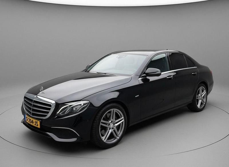 Schwarz Gebraucht 2019 Mercedes E200 Limousine | 13.950 € (Superpreis) - Bild 1/4