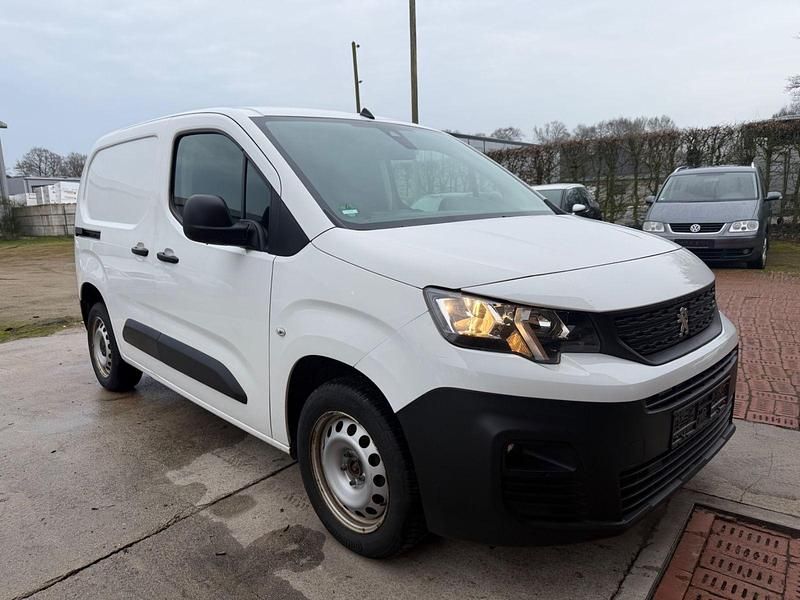 Gebraucht Peugeot Partner Premium 102 PS (75 kW) 2021 Weiß Van / Kleinbus