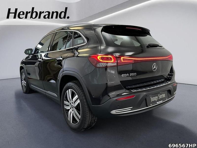 Gebraucht Mercedes EQA250 Progressive 139 kW (190 PS) 2022 Metalliclack kosmosschwarz SUV