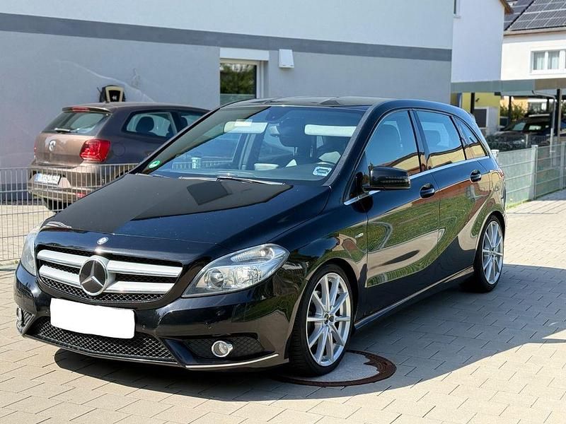 Schwarz Gebraucht 2011 Mercedes B200 Sport Van / Kleinbus | 5.990 € (Fairer Preis) - Bild 1/4