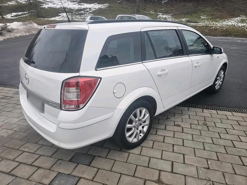 Gebraucht Opel Astra 110 PS (80 kW) 2010 Weiß Limousine