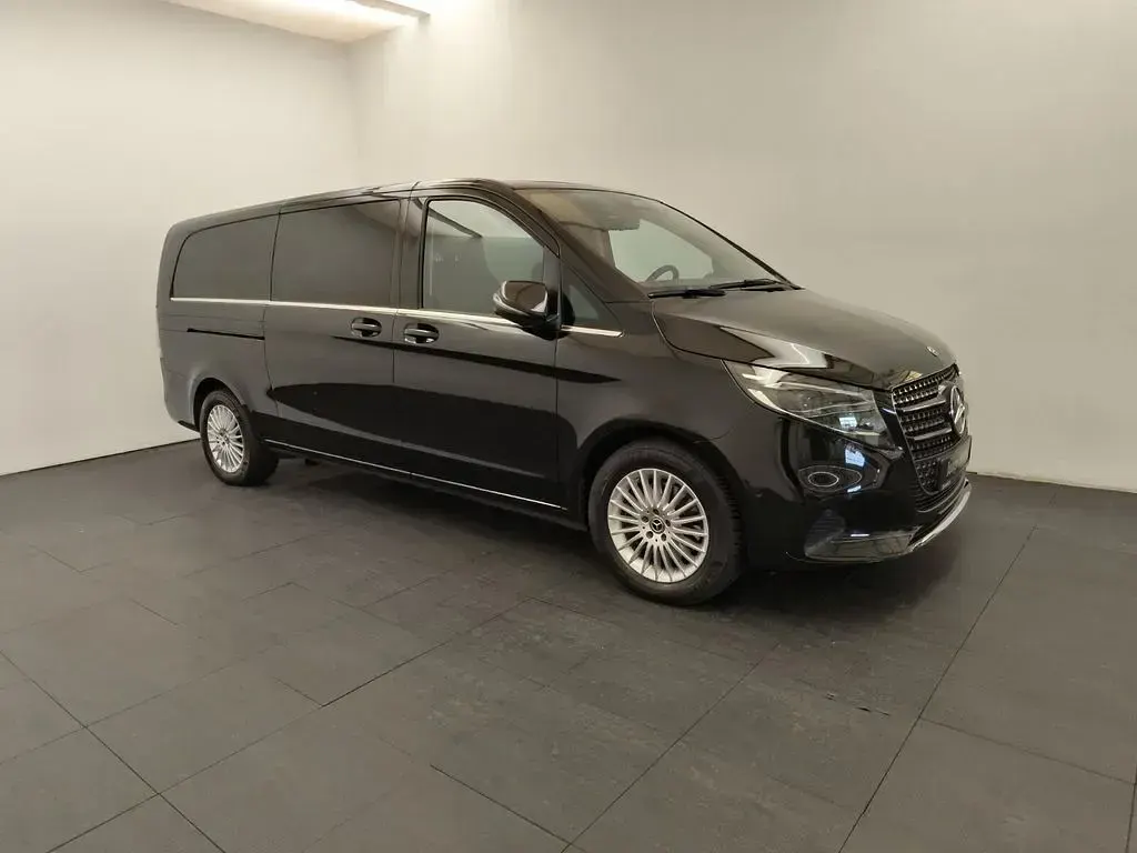 Gebraucht Mercedes V300 237 PS (174 kW) 2024 Obsidianschwarz metallic Van / Kleinbus