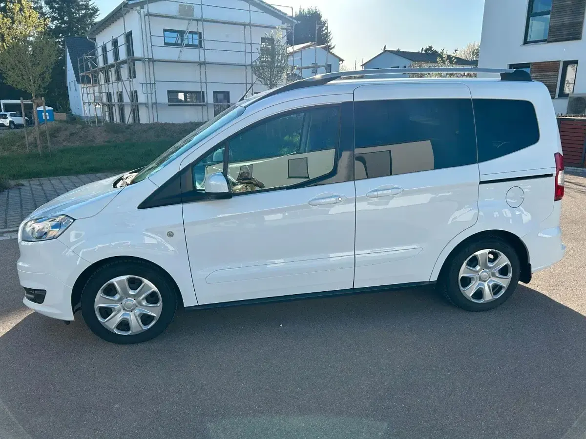 Gebraucht Ford Tourneo Courier Titanium 101 PS (74 kW) 2017 Weiß Van / Kleinbus