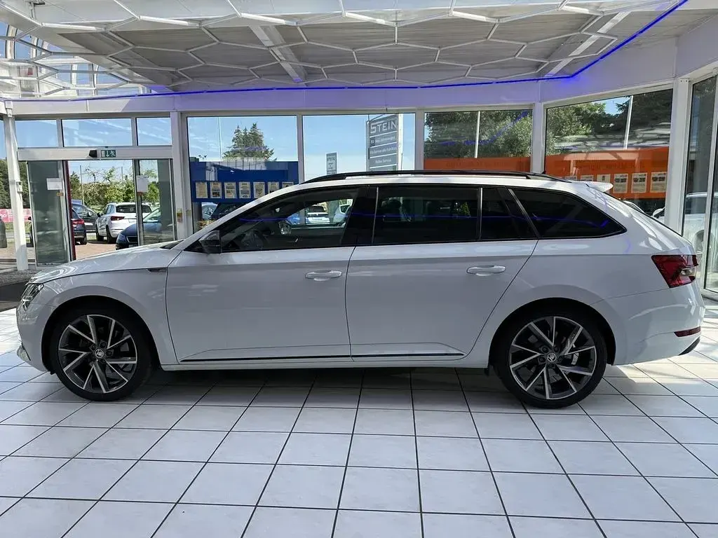 Gebraucht Skoda Superb SportLine 200 PS (147 kW) 2023 Moonweiss metallic (metallic) Kombi