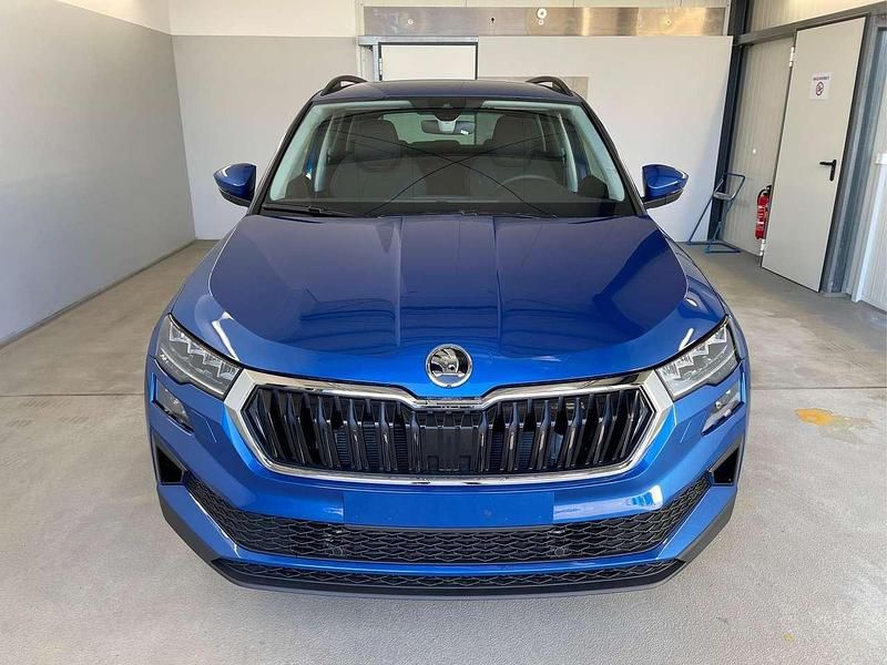 Neu Skoda Karoq Selection 150 PS (110 kW) 2026 [8x8x] race blue metallic SUV