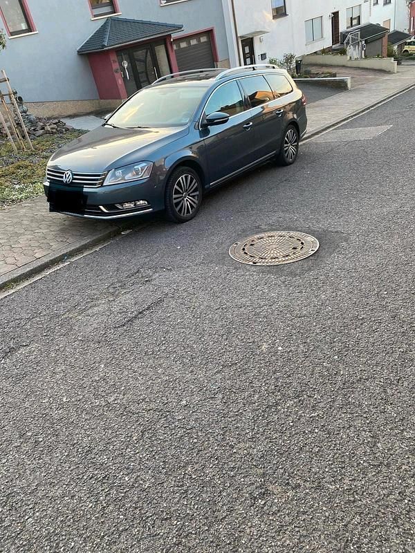 Grau Gebraucht 2011 VW Passat Kombi | 8.700 € (Fairer Preis) - Bild 1/4