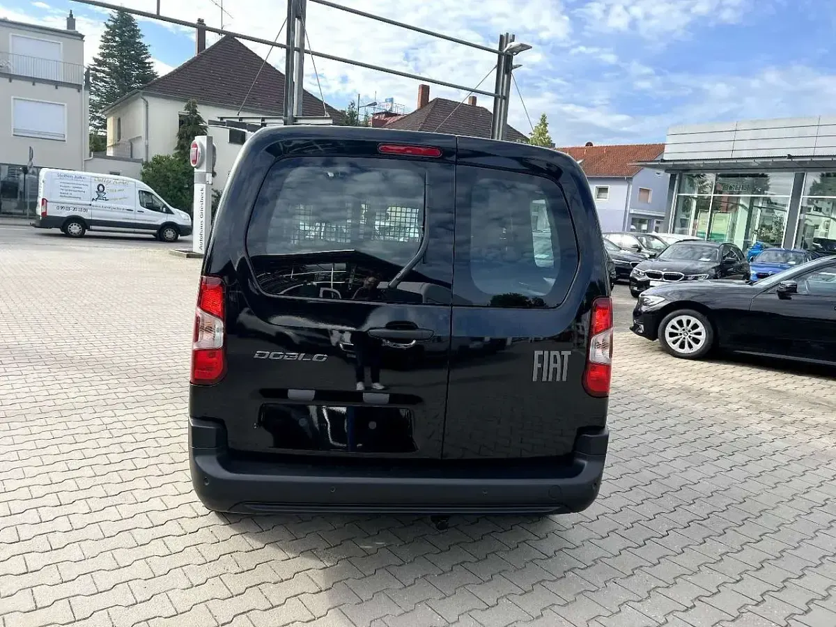 Neu Fiat Doblò 131 PS (96 kW) 2026 Cinema schwarz metallic Van / Kleinbus