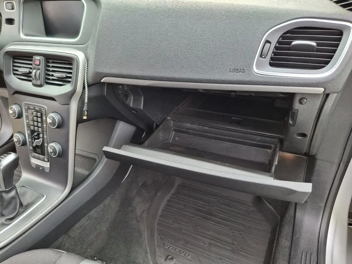 Gebraucht Volvo V40 120 PS (88 kW) 2018 Silber Limousine