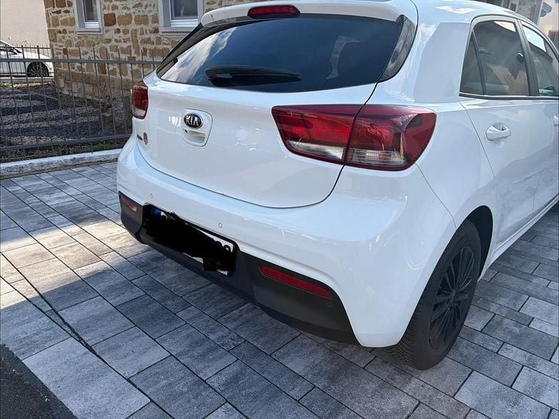 Gebraucht Kia Rio DREAM-TEAM Edition 99 PS (72 kW) 2017 Weiß Limousine