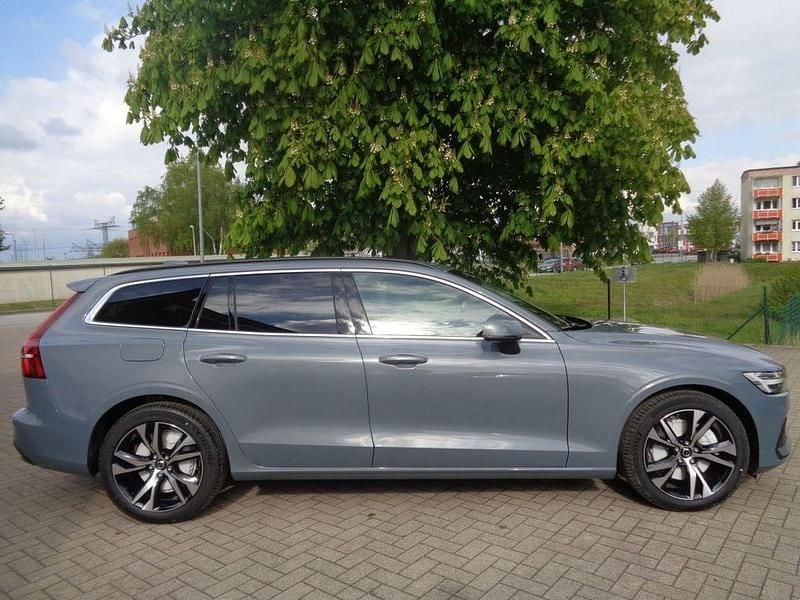 Gebraucht Volvo V60 Core 163 PS (119 kW) 2025 Grau Kombi