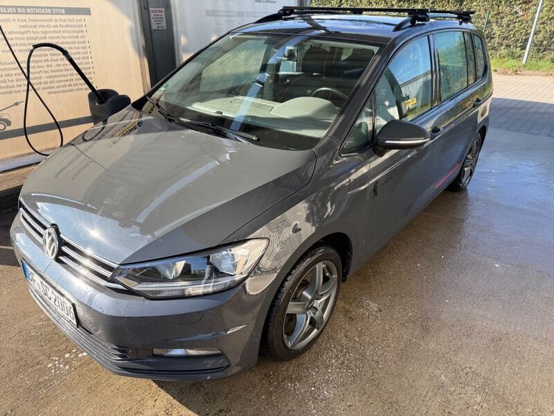 Grau Gebraucht 2016 VW Touran Comfortline Van / Kleinbus | 11.390 € (Guter Preis) - Bild 1/4