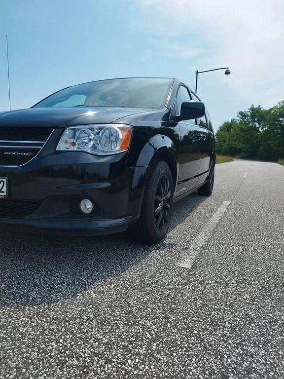 Schwarz Gebraucht 2019 Dodge Grand Caravan Van / Kleinbus | 20.300 € (Fairer Preis) - Bild 1/4