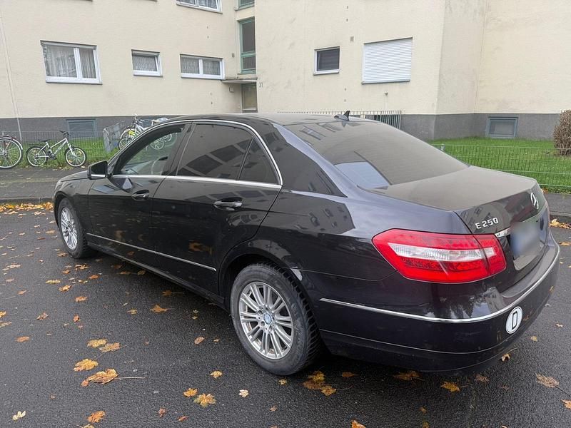 Gebraucht Mercedes E220 170 PS (125 kW) 2010 Schwarz Limousine
