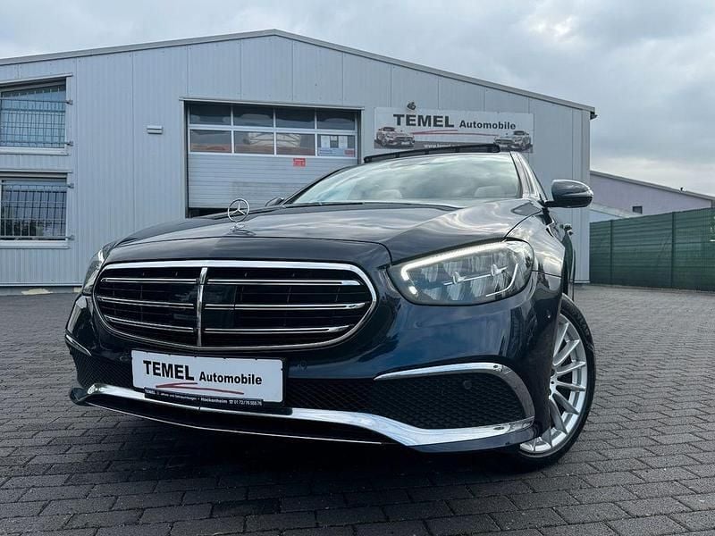 Blau Gebraucht 2022 Mercedes E220 Exclusive Limousine | 38.290 € (Teuer) - Bild 1/4