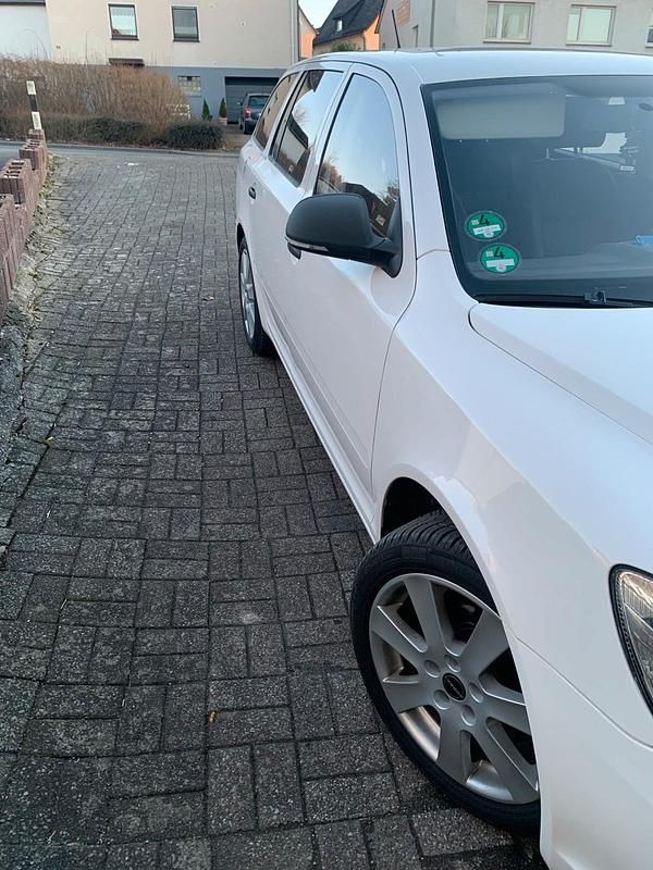 Gebraucht Skoda Octavia 101 PS (74 kW) 2011 Weiß Kombi