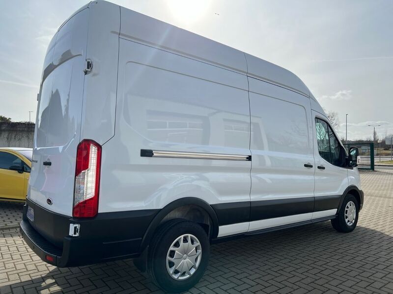 Gebraucht Ford Transit Trend 131 PS (96 kW) 2022 Weiß Limousine