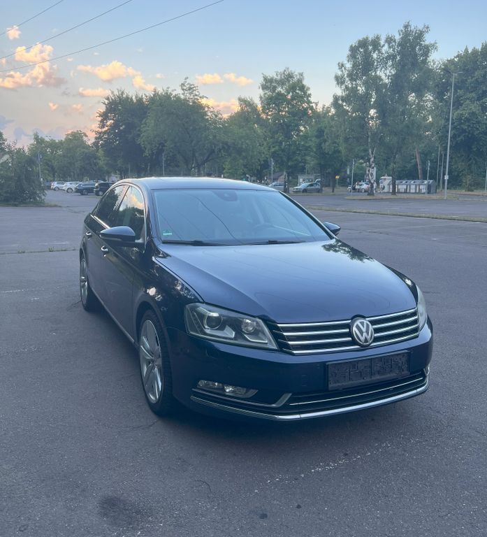 Blau Gebraucht 2012 VW Passat Exclusive Limousine | 11.700 € (Etwas zu teuer) - Bild 1/4