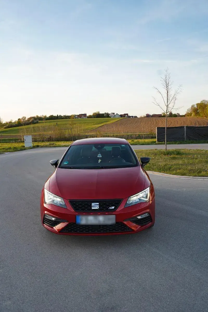 Używany Seat Leon CUPRA 300 KM (220 kW) 2018 Czerwony Sedan/Limuzyna