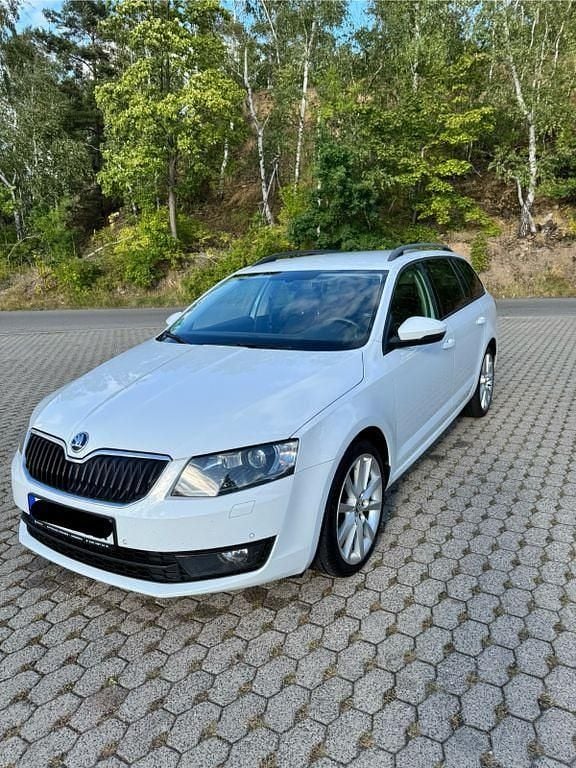 Weiß Gebraucht 2017 Skoda Octavia Ambition Kombi | 10.200 € (Guter Preis) - Bild 1/4
