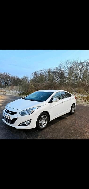 Weiß Gebraucht 2012 Hyundai i40 Limousine | 7.999 € (Fairer Preis) - Bild 1/4