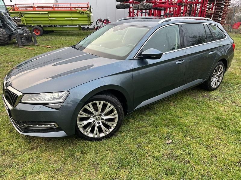 Grau Gebraucht 2021 Skoda Superb Style Kombi | 24.000 € (Fairer Preis) - Bild 1/4