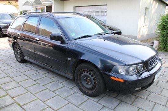 Dunkelschwarz Gebraucht 2004 Volvo V40 Comfort Kombi | 850 € (Guter Preis) - Bild 1/4