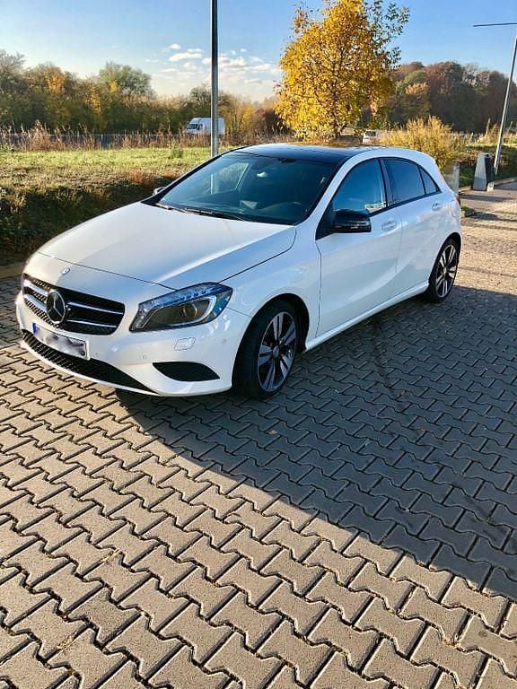 Weiß Gebraucht 2015 Mercedes A180 Urban Limousine | 15.900 € (Guter Preis) - Bild 1/4