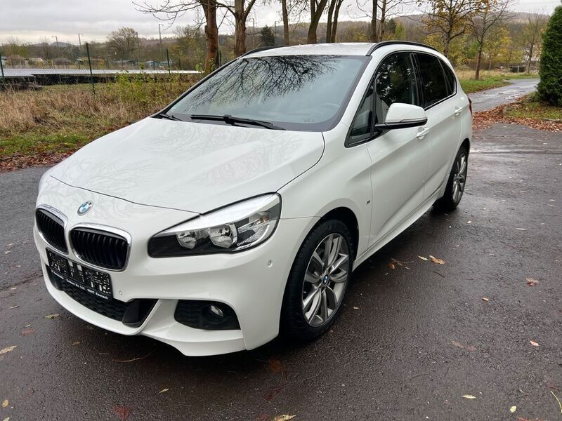Weiß Gebraucht 2016 BMW 220 Active Tourer M Sport Van / Kleinbus | 18.499 € (Fairer Preis) - Bild 1/2