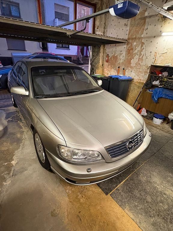 Grau Gebraucht 2002 Opel Omega Edition Limousine | 2.850 € (Fairer Preis) - Bild 1/4