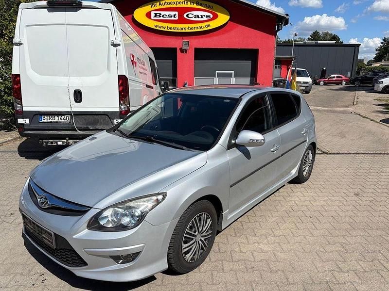 Continental silver me (metallic) Gebraucht 2011 Hyundai i30 Style Limousine | 6.399 € (Etwas zu teuer) - Bild 1/4