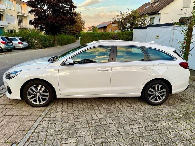 Weiß Gebraucht 2019 Hyundai i30 Style Kombi | 12.500 € (Fairer Preis) - Bild 1/4