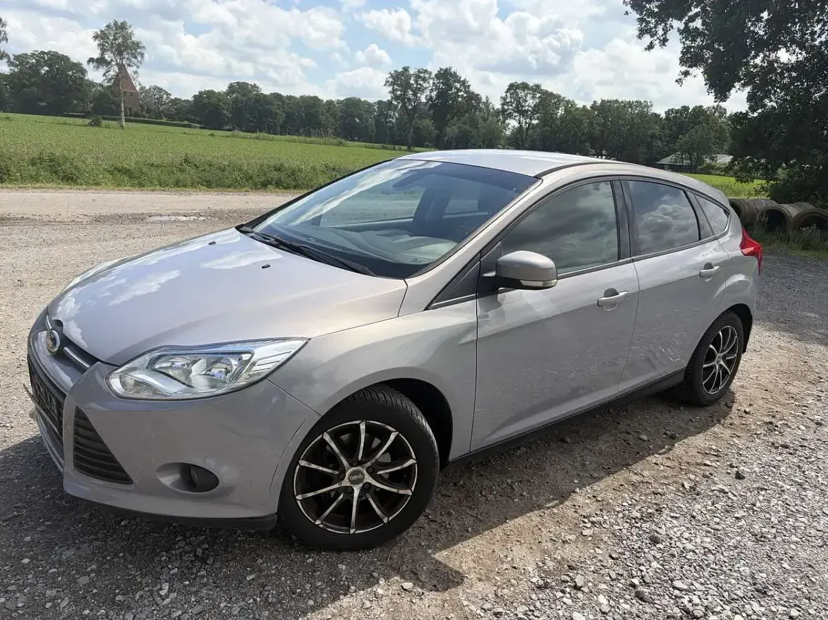 Gebraucht Ford Focus 105 PS (77 kW) 2011 Micastonesilber metallic Kleinwagen