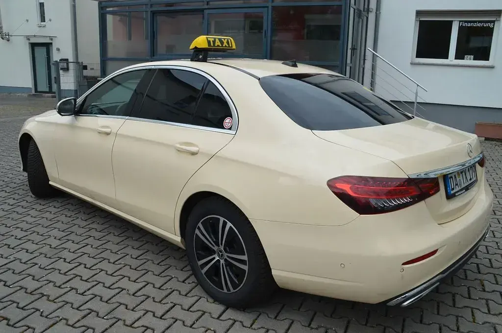 Second-hand Mercedes E200 160 CP (117 kW) 2023 Galben Berlinǎ