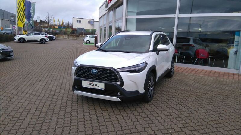 Platinumweiß perleffekt Gebraucht 2022 Toyota Corolla Cross Team SUV | 32.840 € (Superpreis) - Bild 1/4