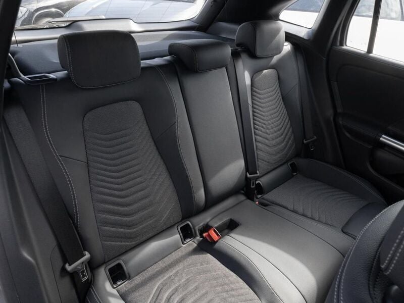 Gebraucht Mercedes GLA180 Progressive 116 PS (85 kW) 2023 Metalliclack mountaingrau SUV