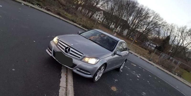 Grau Gebraucht 2011 Mercedes C200 Avantgarde Limousine | 9.290 € (Fairer Preis) - Bild 1/4