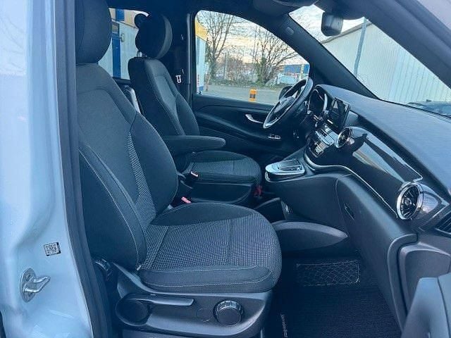 Gebraucht Mercedes V220 163 PS (119 kW) 2023 Weiß Van / Kleinbus
